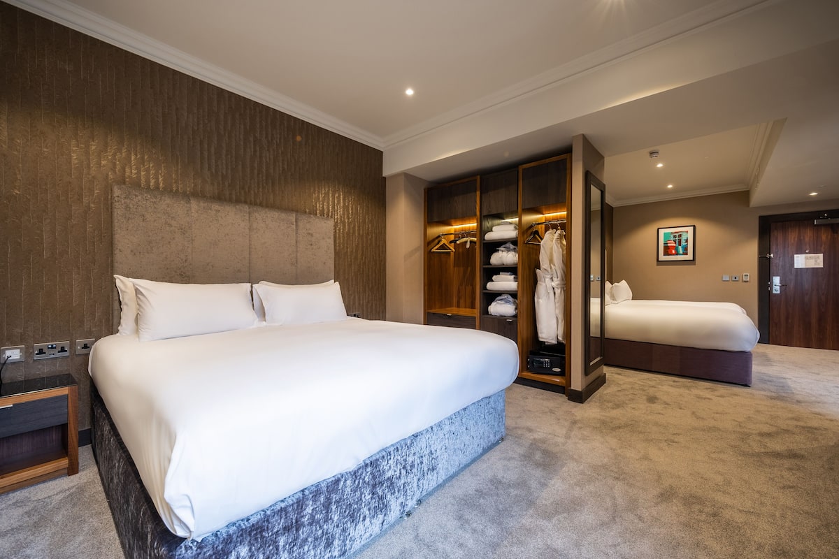 Luxury Room, 2 Bedrooms, Shared Bathroom | 1 bedroom, in-room safe, desk, laptop workspace