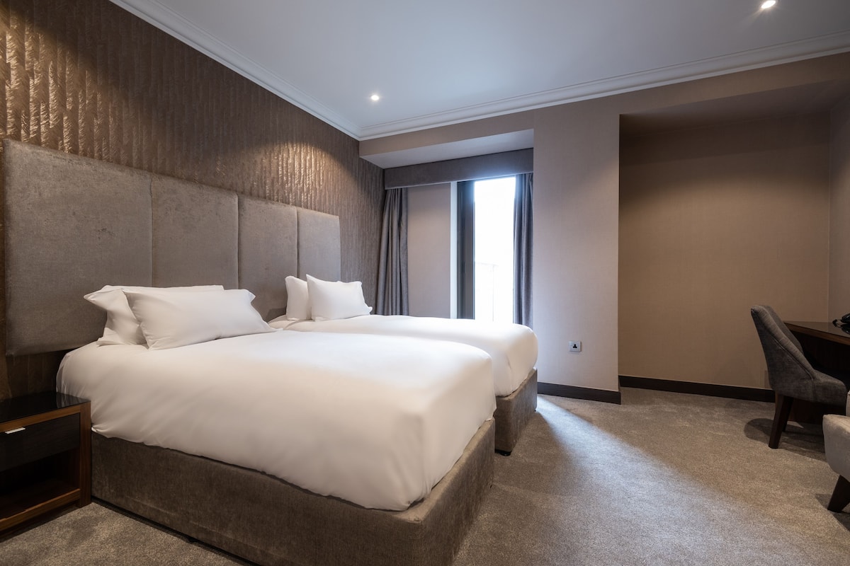 Executive Twin Room, 2 Twin Beds, City View | 1 bedroom, in-room safe, desk, laptop workspace