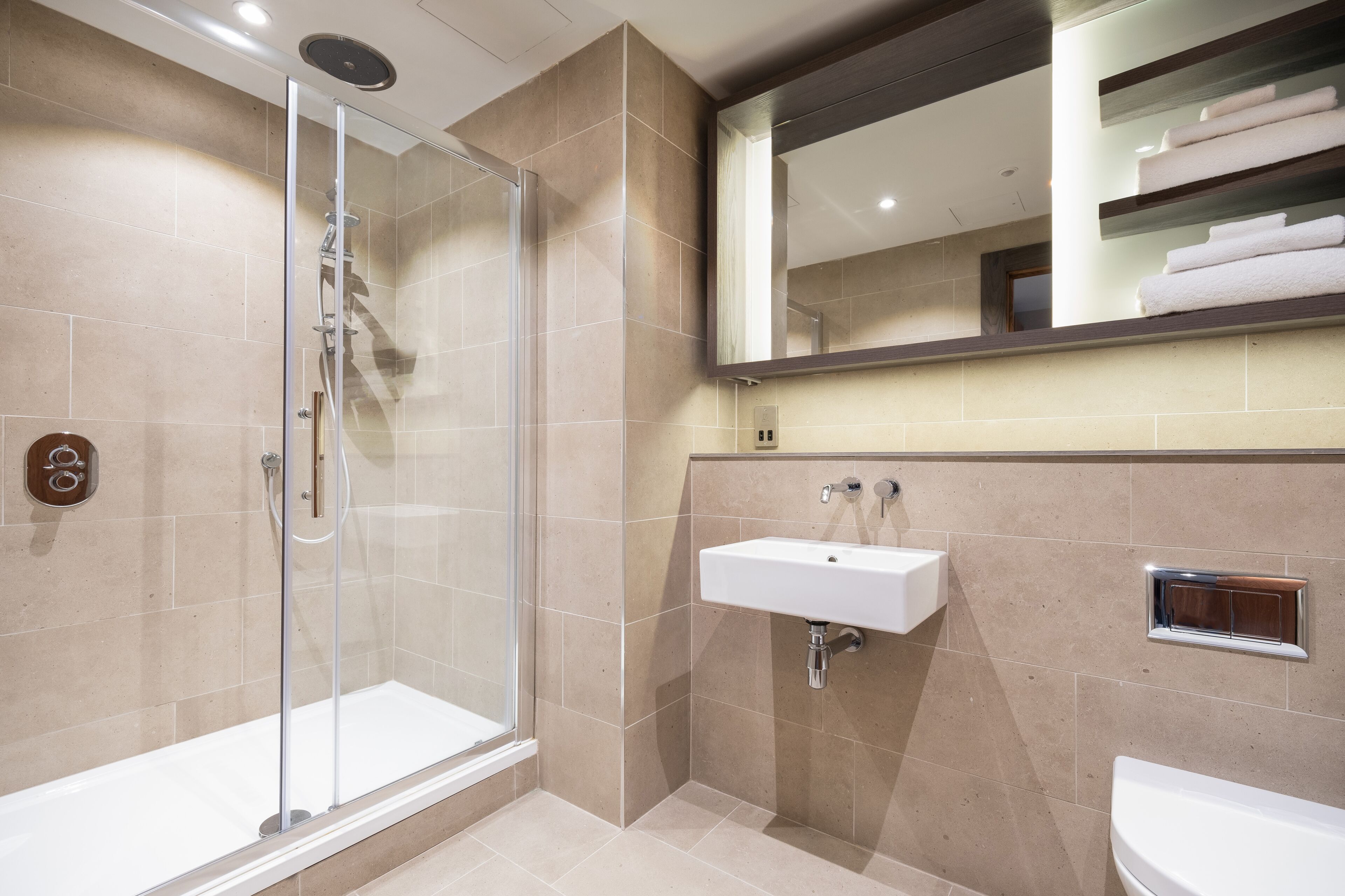 executive twin room, 2 single beds, city view | bathroom | free toiletries, towels