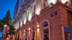 A building with a sign reading "Linenhall Street" at night.