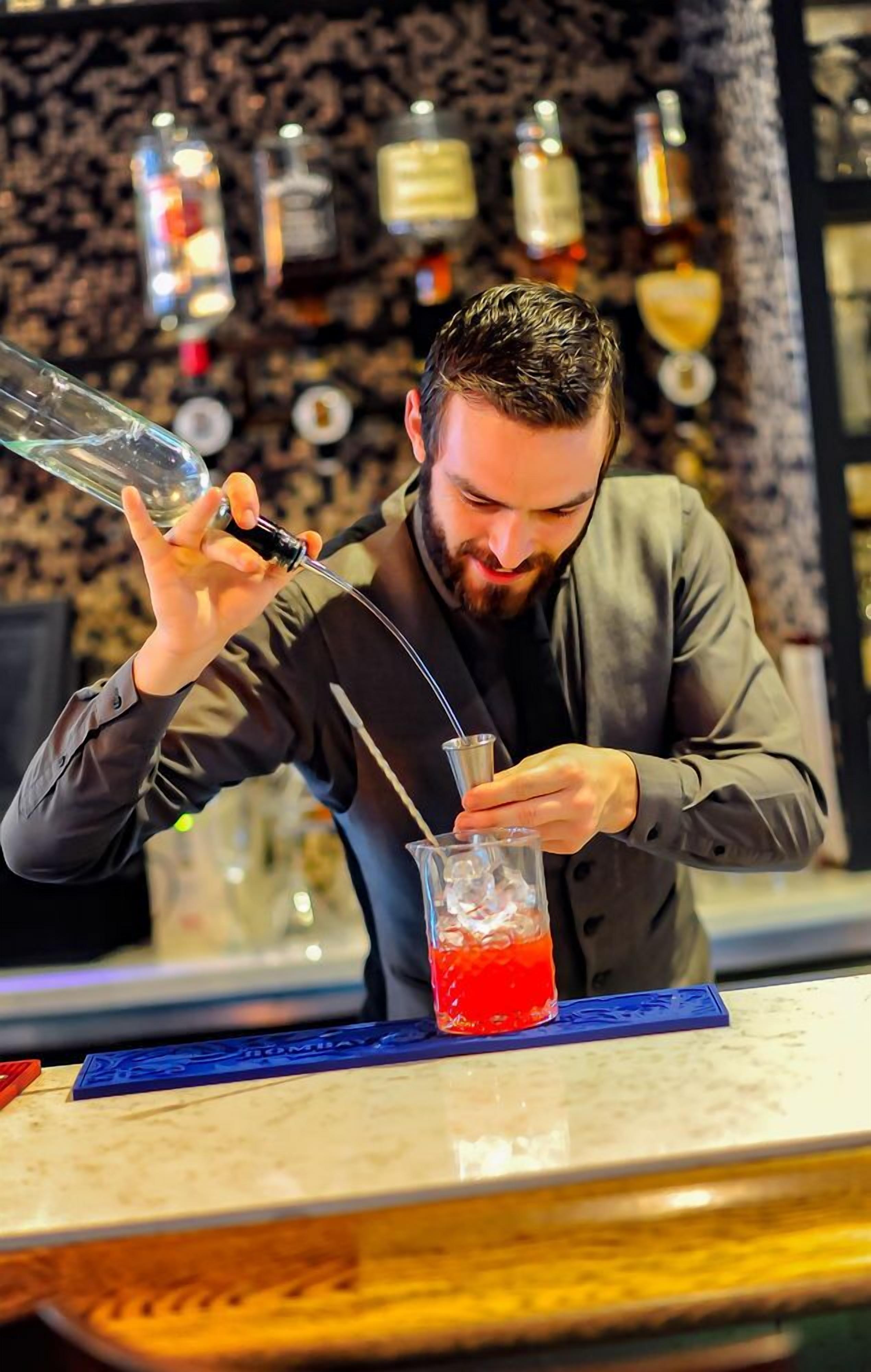 2 bars/lounges, rooftop bar