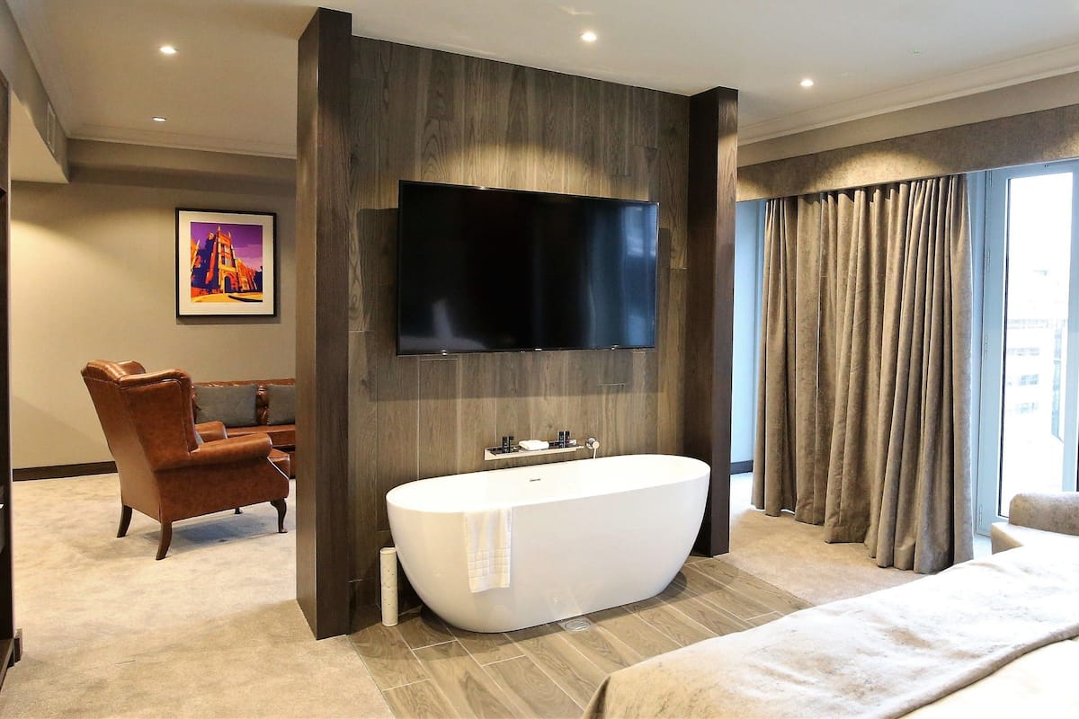 Suite, 1 Queen Bed, Bathtub | 1 bedroom, in-room safe, desk, laptop workspace