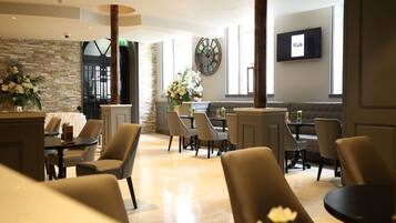 2 bars/lounges, rooftop bar