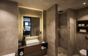 Quarto casal executivo, 1 cama King, vista para a cidade | Banheiro | Produtos de toalete grátis, toalhas de banho