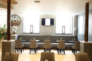 Café da manhã completo todos os dias mediante uma taxa