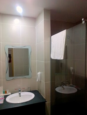 Een douche,  milieuvriendelijk toiletgerief, handdoeken