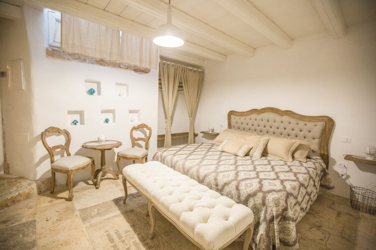 Romantisk svit - bubbelbad (Trullo Astore) | 1 sovrum, sängtillbehör av högsta kvalitet, duntäcken och minibar