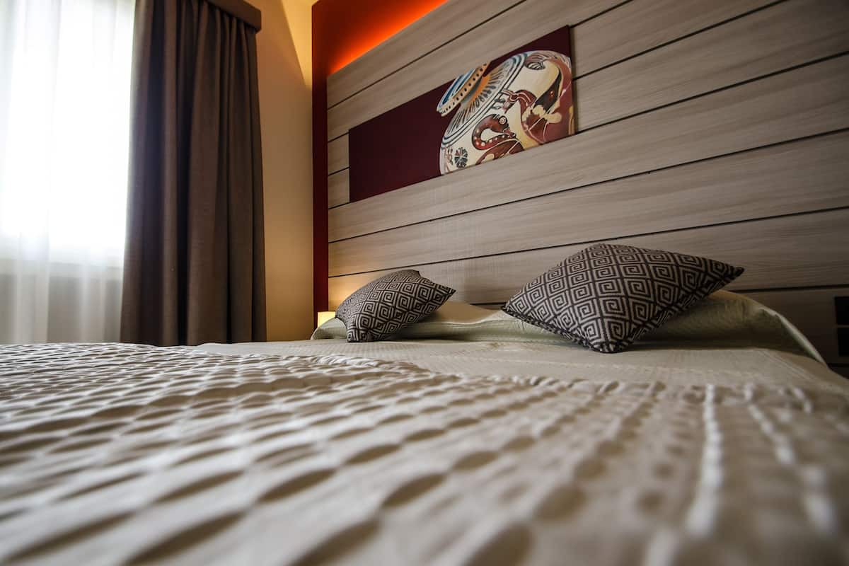 Camera Business con letto matrimoniale o 2 letti singoli, 1 letto queen, balcone, vista città | Biancheria da letto di alta qualità, materassi in memory foam, minibar