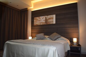 Habitación triple | Ropa de cama de alta calidad, colchones viscoelásticos, minibar