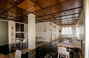 Café da manhã com buffet grátis todos os dias