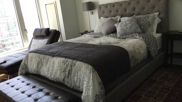 Deluxe Studio Suite, Bay View | Premium bedding, iron/ironing board, free WiFi