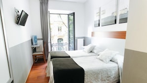 Meja, langsir/tirai gelap terus, kalis bunyi, katil bayi/kot (percuma) 