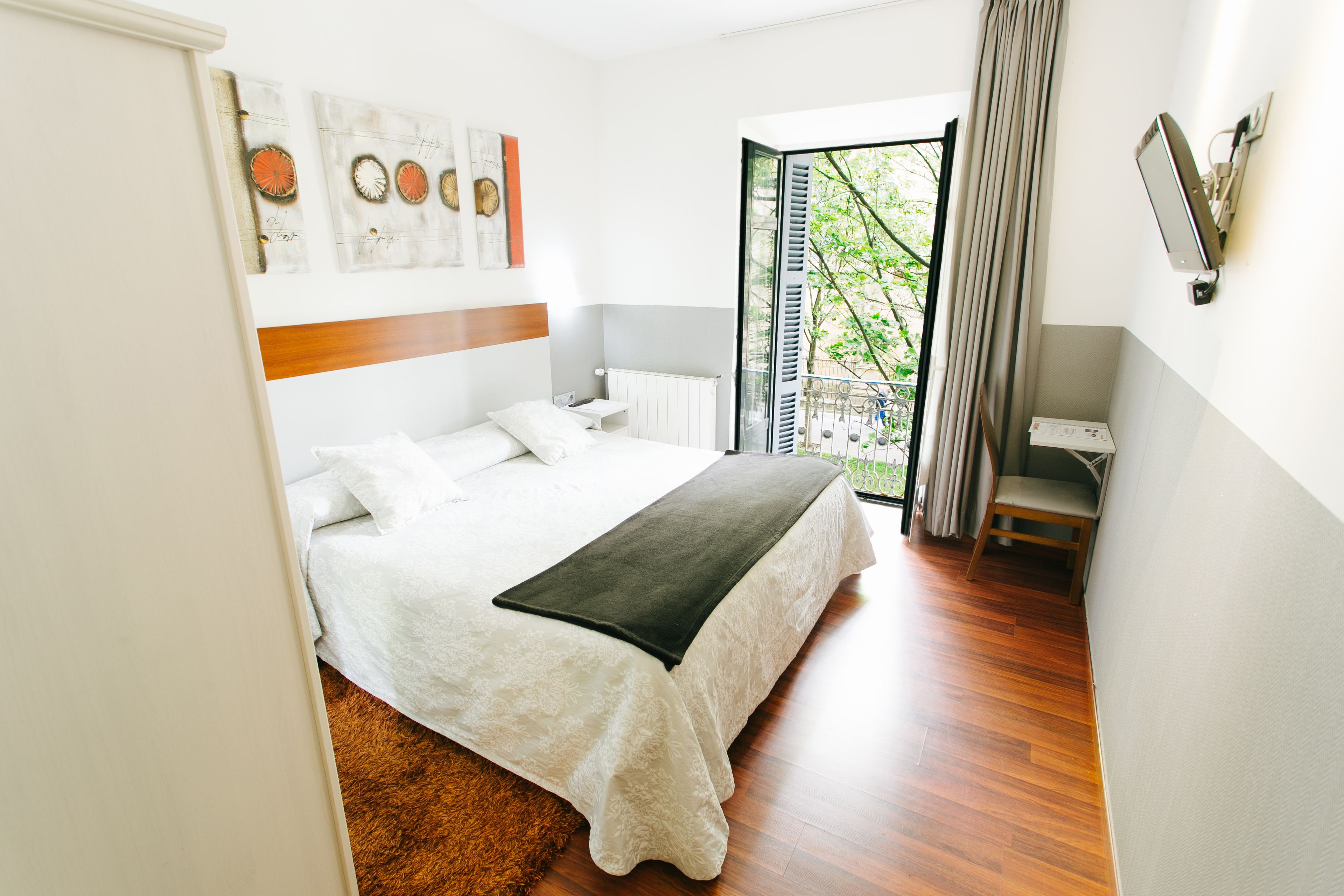 Quarto casal ou duplo urbano | Escrivaninha, cortinas blackout, quartos à prova de som, berços grátis