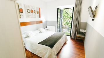 Quarto casal ou duplo urbano | Escrivaninha, cortinas blackout, quartos à prova de som, berços grátis