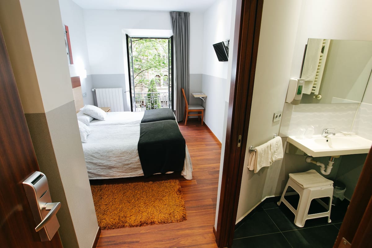 City Double or Twin Room | Desk, blackout drapes, soundproofing, free cribs/infant beds