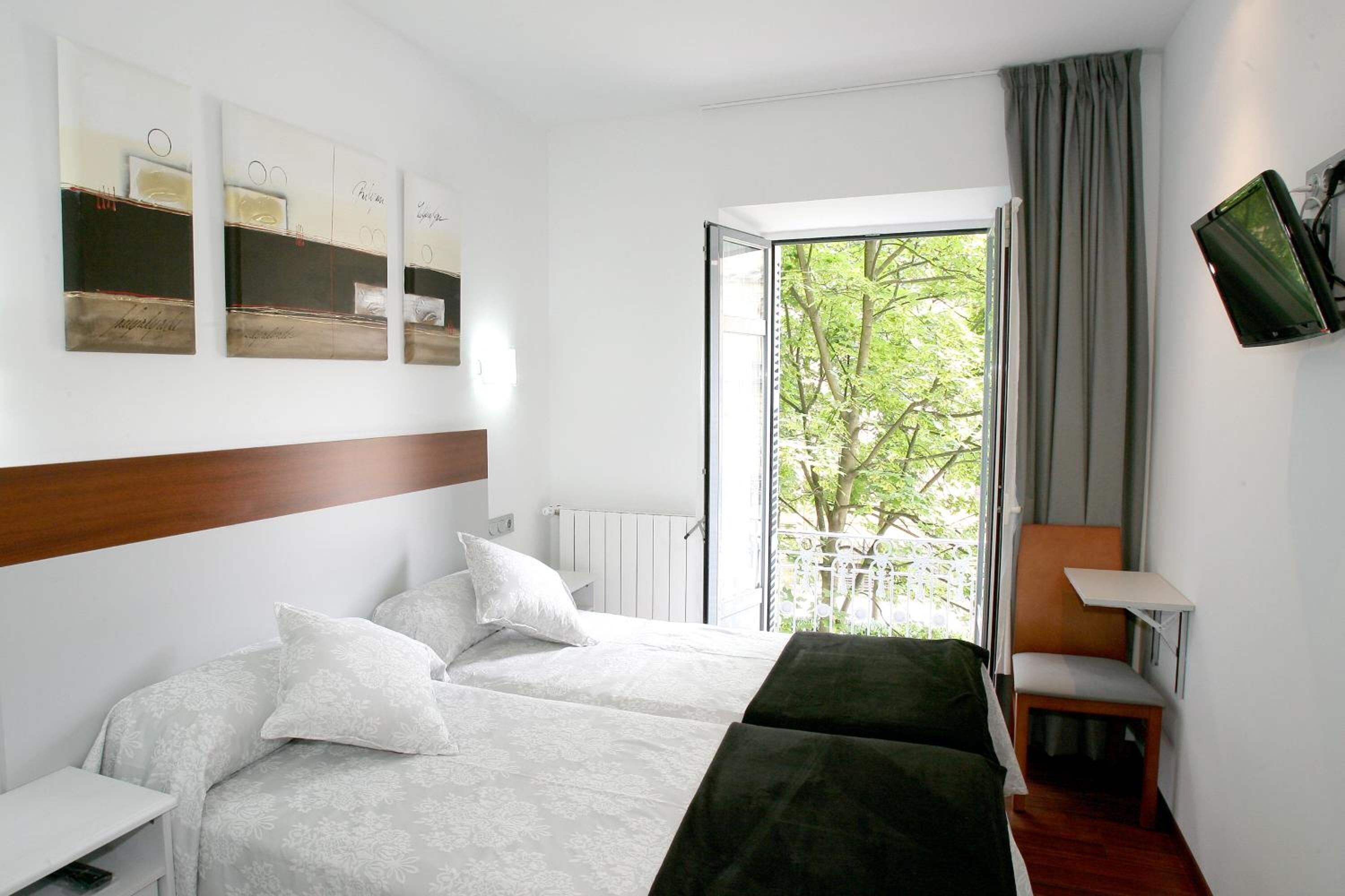 Escrivaninha, cortinas blackout, quartos à prova de som, berços grátis