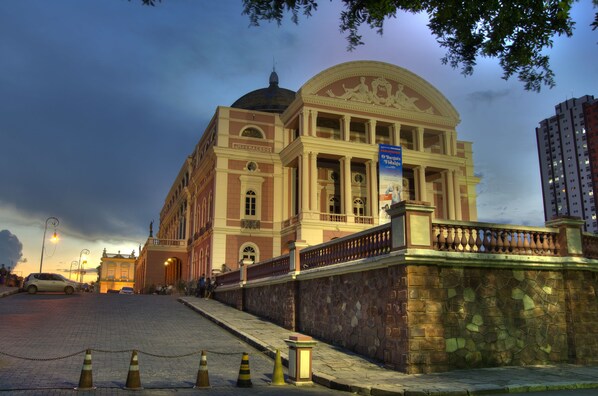 A historic building with classical architecture, including columns and a dome. - Hotel Villa Amazonia (Manaus)