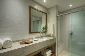 Eco-friendly toiletries, hair dryer, towels - Hotel Villa Amazonia (Manaus)