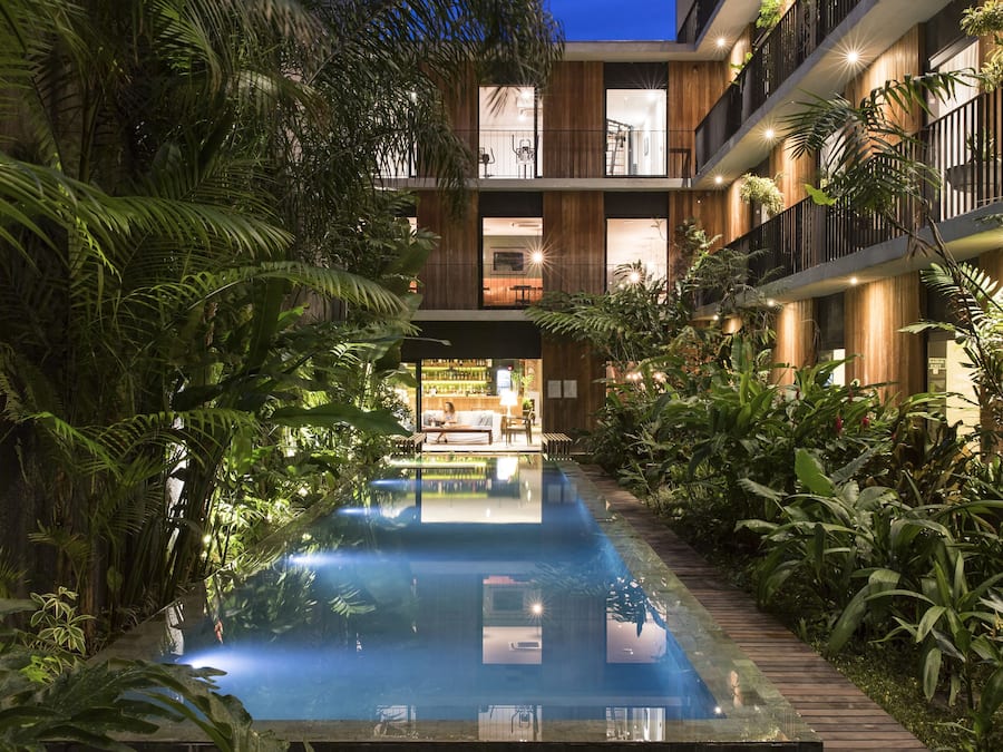 Una piscina al aire libre, sillones reclinables de piscina