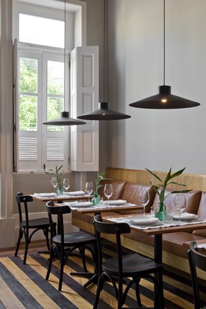 Café da manhã feito na hora grátis todos os dias