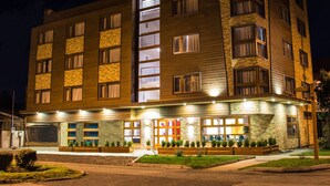 Front of property – evening/night - Hotel Martina de Goñi (Pucón)