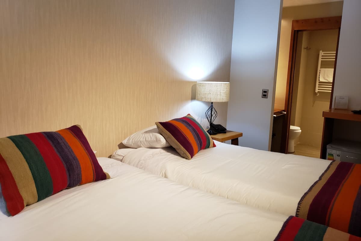 Standard Twin Room | Premium bedding, minibar, in-room safe, laptop workspace