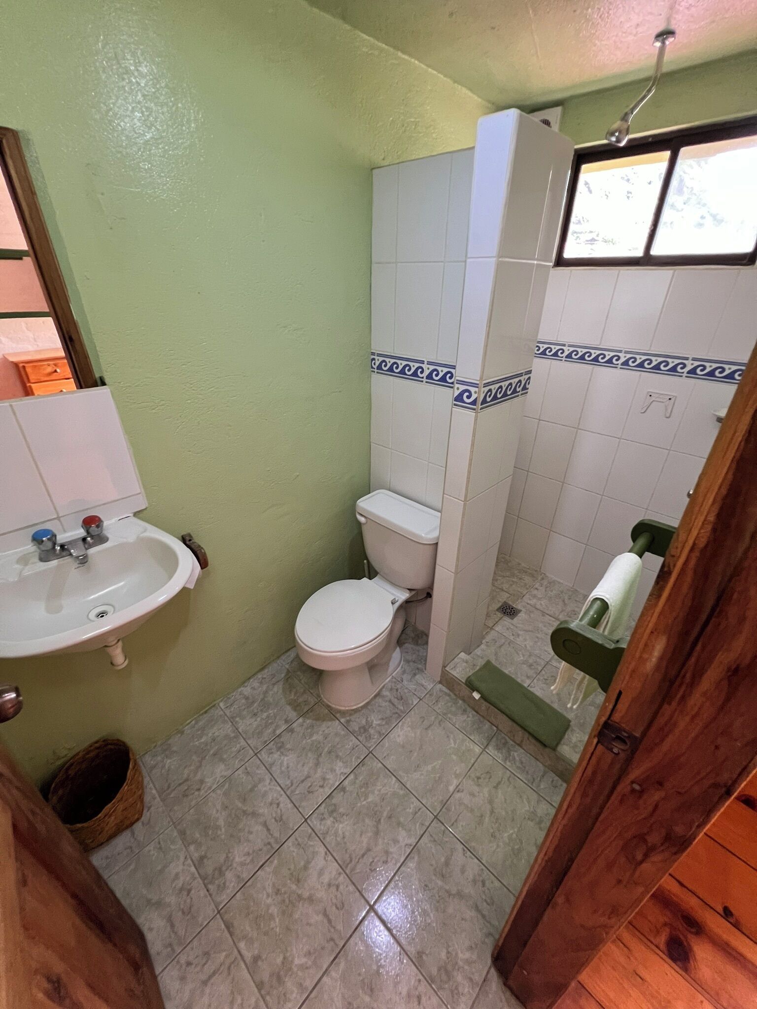 Ein kleines Badezimmer mit Toilette, Waschbecken und Dusche.