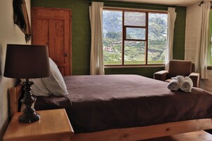 Deluxe Room, 1 King Bed, Balcony, Mountain View | Soundproofing, free WiFi, bed sheets