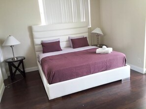 Two Bedroom Apartment | 1 室のベッドルーム、アイロン / アイロン台、ベビーベッド、可動式ベッド