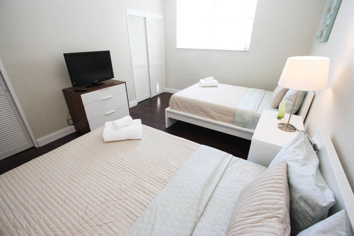Two Bedroom Apartment | 1 soverom, strykejern/-brett, barnesenger og ekstrasenger