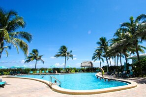Outdoor pool - The Tides by MiaRentals (Hollywood)
