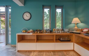 Sarapan bufet setiap hari (EUR 13 seorang) 