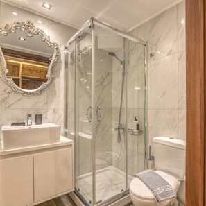 Kahden hengen superior-huone (yksi tai kaksi sänkyä) | Kylpyhuone | Suihku, ilmaiset hygieniatuotteet, hiustenkuivaaja, pyyhkeet