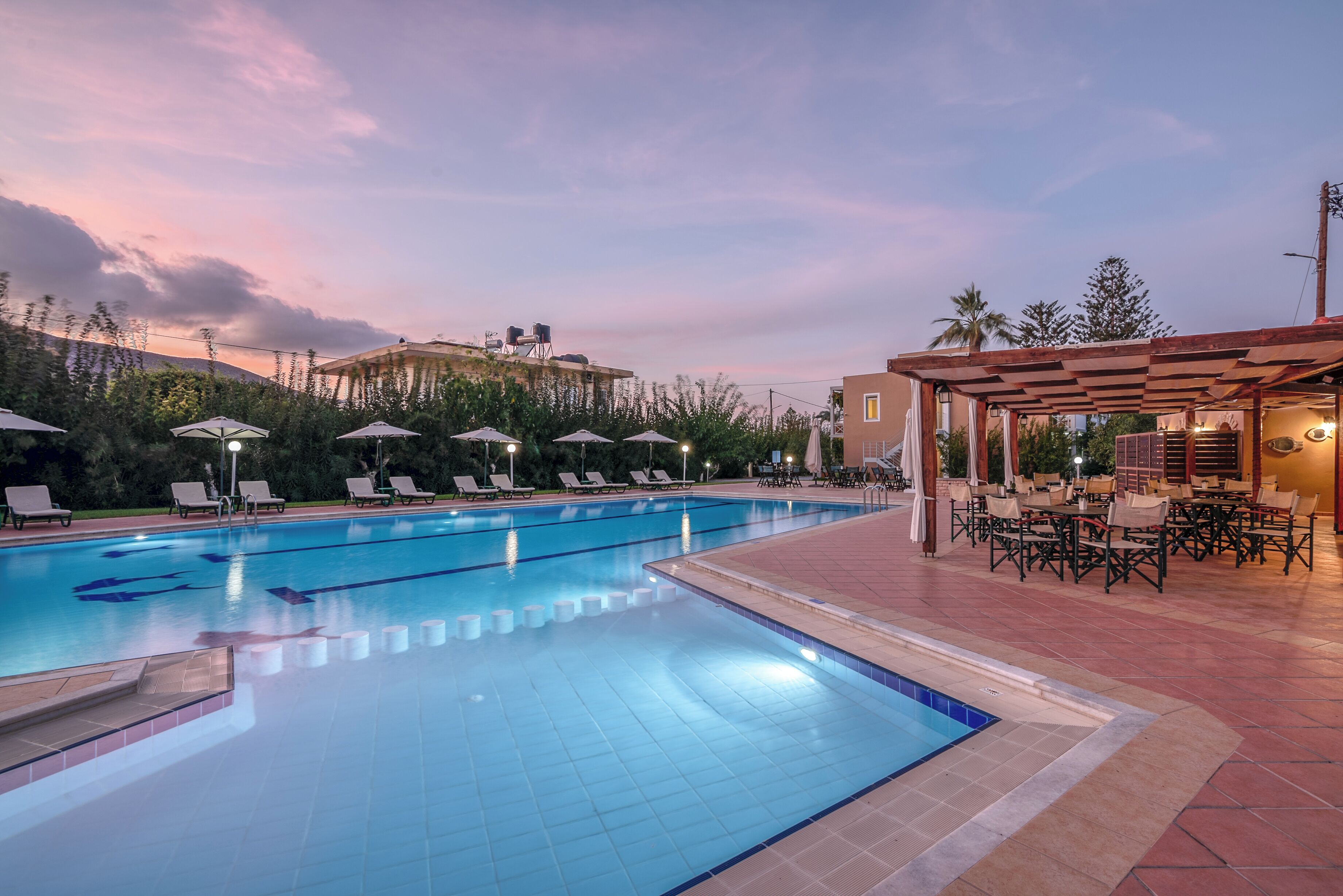 حمّام سباحة خارجي موسمي، مظلات على حمّام السباحة، مقاعد للتشمس