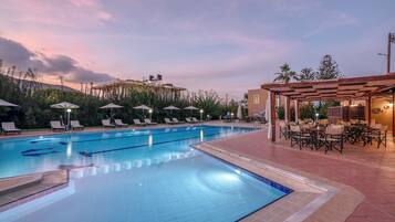 حمّام سباحة خارجي موسمي، مظلات على حمّام السباحة، مقاعد للتشمس