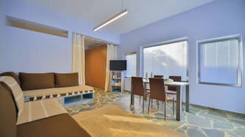 Family Room | Living area | 24-inch flat-screen TV with satellite channels, TV