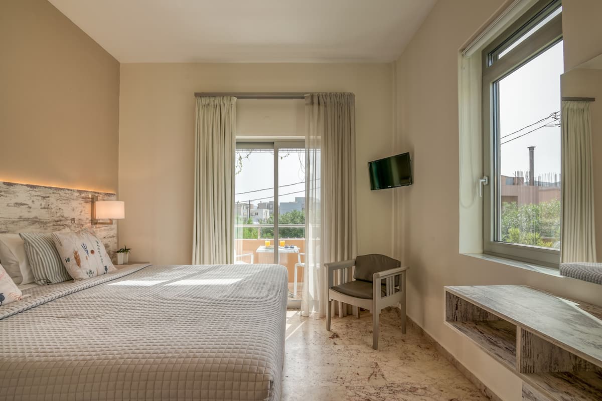 Kahden hengen superior-huone (yksi tai kaksi sänkyä) | Silitysrauta/-lauta, ilmainen Wi-Fi, vuodevaatteet