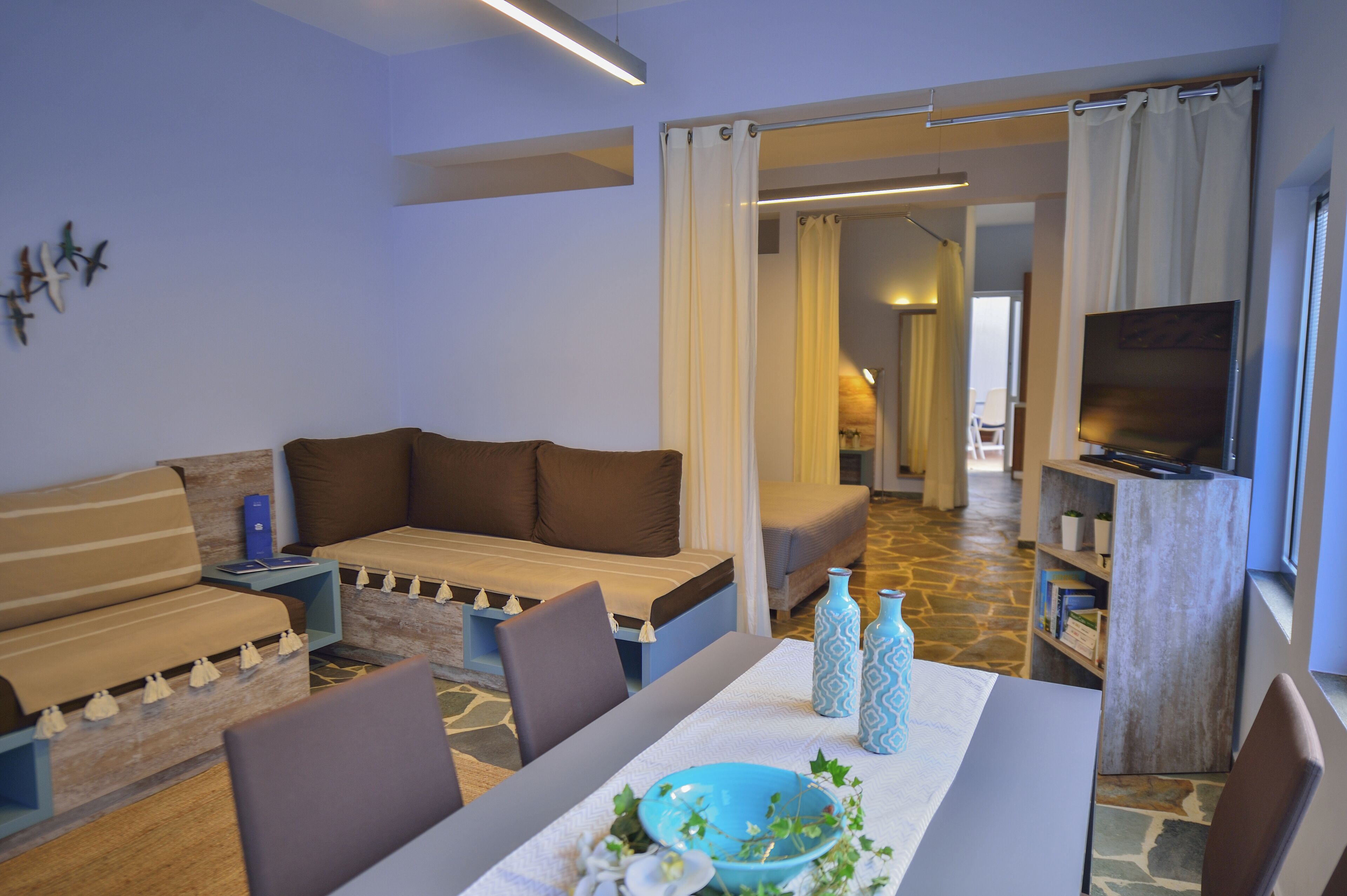 Chambre Familiale | Coin séjour | Télévision à écran plat de 24 pouces avec chaînes par satellite