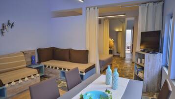 Family Room | Living area | 24-inch flat-screen TV with satellite channels, TV