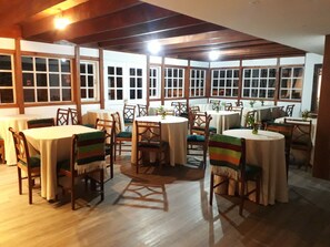 Free daily buffet breakfast  - Hotel Geronimo (Pucón)