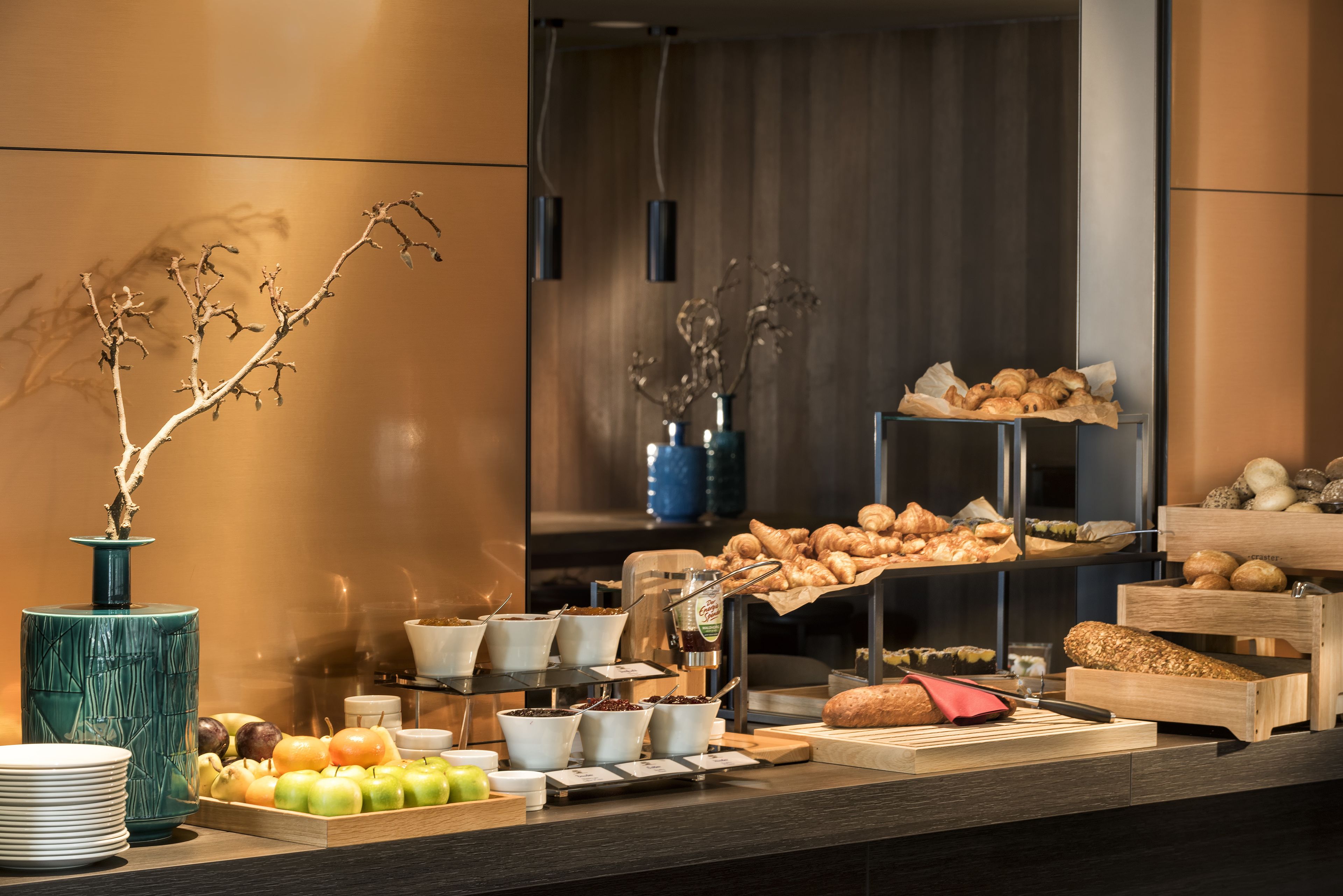 每日供应自助式早餐（每人 EUR 25）