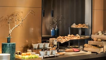 Tägliches Frühstücksbuffet (25 EUR pro Person)