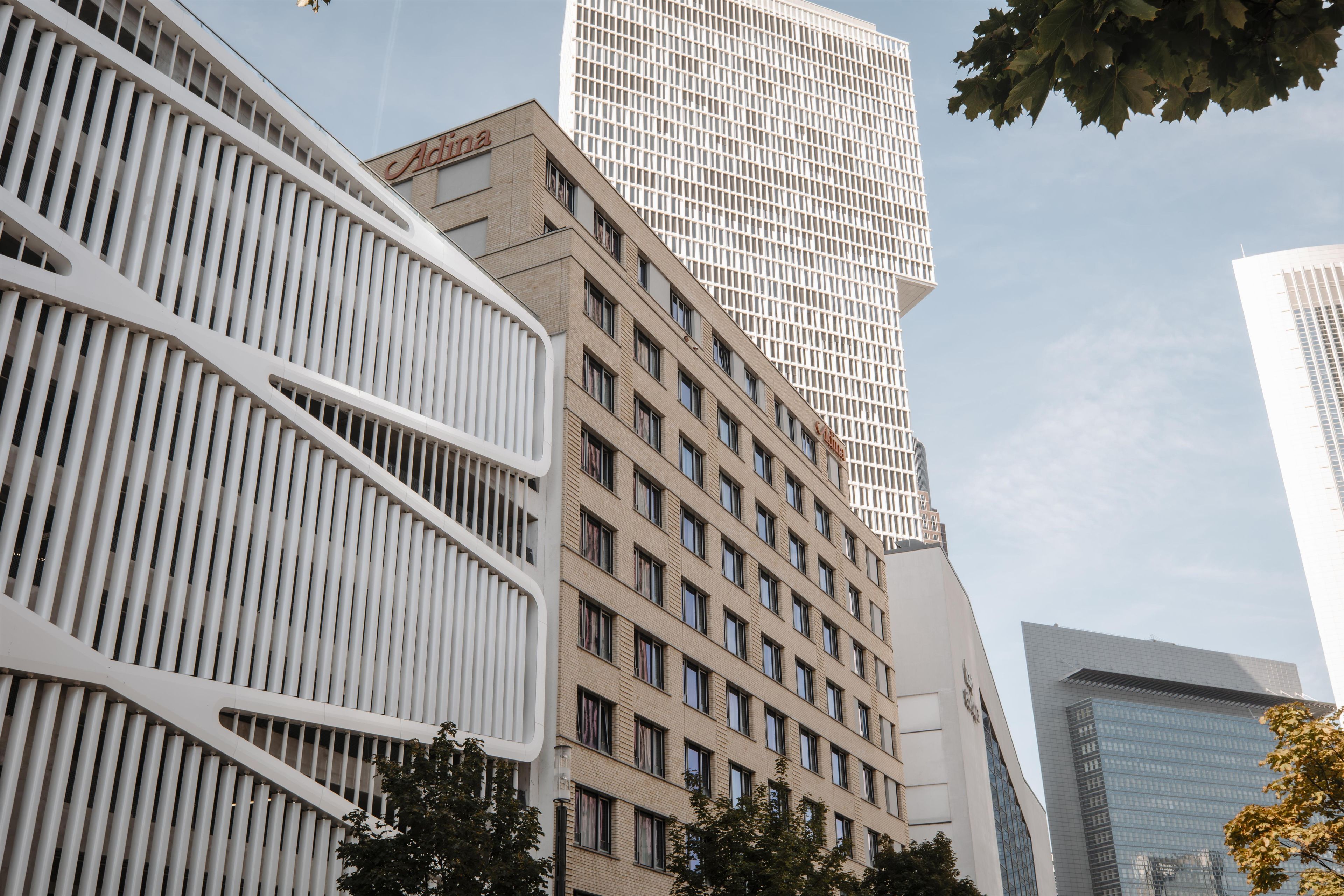 Ein modernes Gebäude mit einer markanten Fassade aus vertikalen Lamellen und einer Reihe von Fenstern.