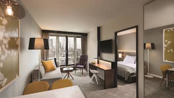 Safe på rommet, skrivebord og skrivebord for bærbar PC