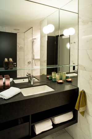 Regadera, amenidades de baño gratuitas, secadora de cabello, toallas