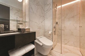 Douche, articles de toilette gratuits, sèche-cheveux