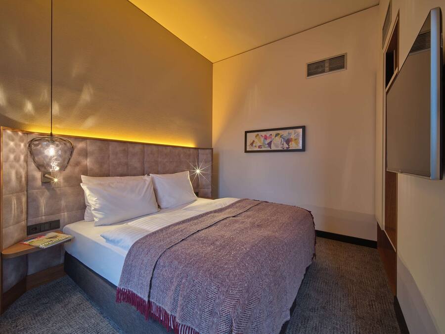 Hypo-allergenic bedding, in-room safe, desk, laptop workspace