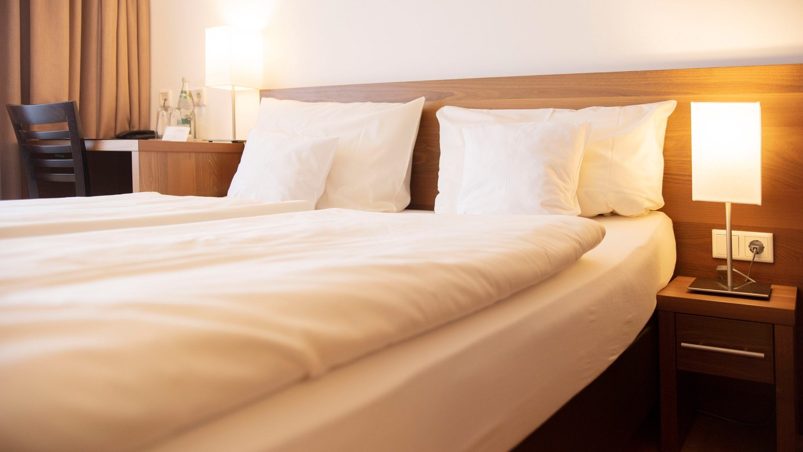 Habitación doble estándar | Ropa de cama hipoalergénica, cunas, wifi gratis y ropa de cama 