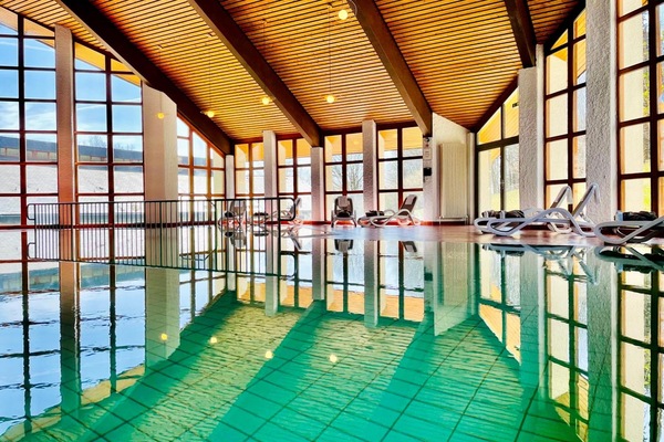 Innendørsbasseng