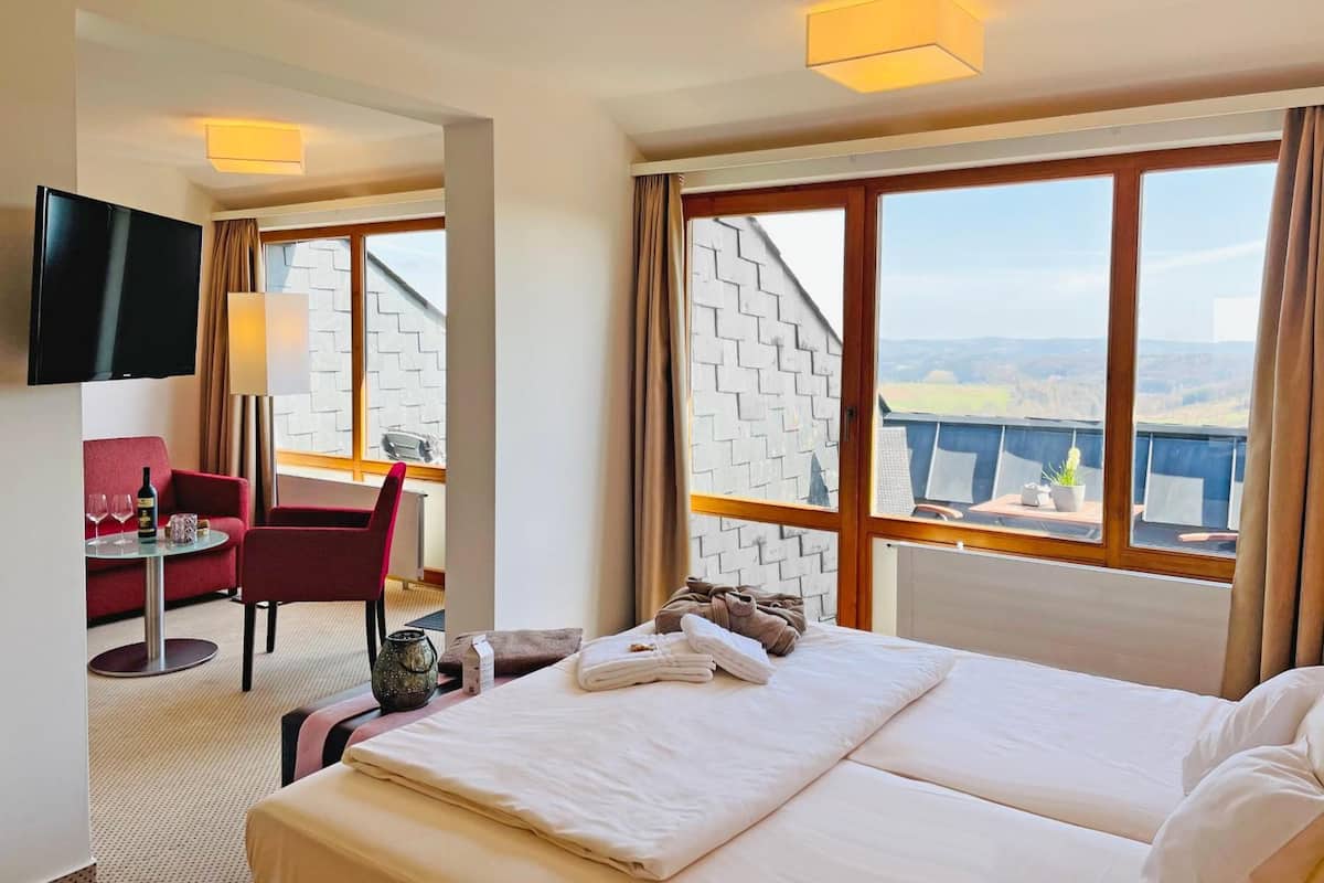 Superior-Doppelzimmer, Balkon | Allergikerbettwaren, Schreibtisch, Babybetten, kostenloses WLAN